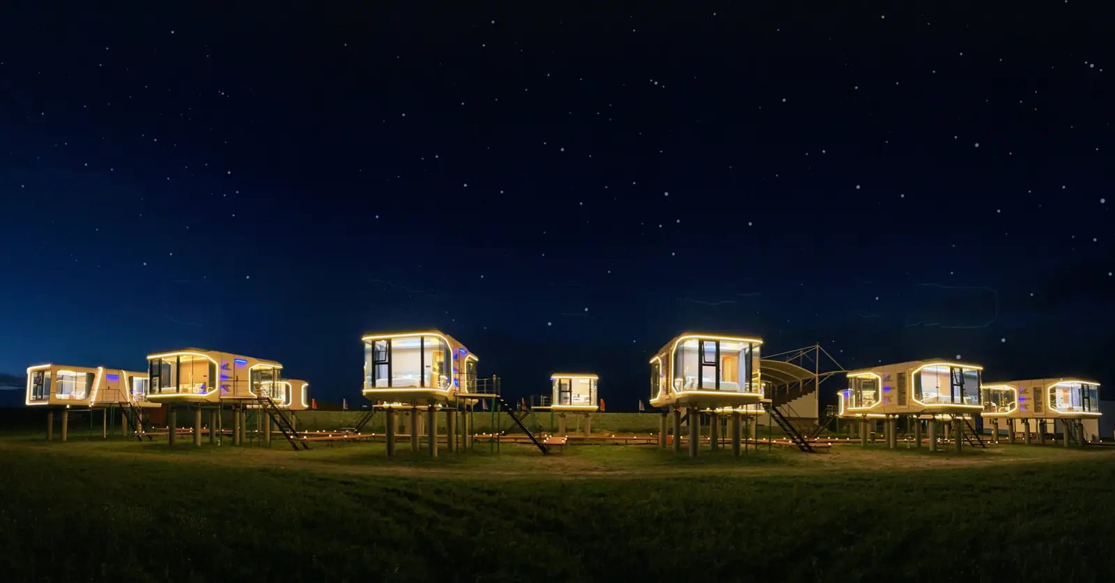 Cápsulas acesas num campo à noite